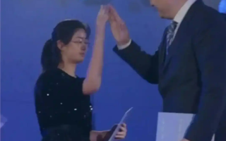 姚明和女儿亮相引网友围观：15岁女儿身高1米9 英语超流利