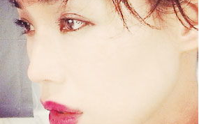 烈焰红唇，香港版妆容的魅力解析-时尚潮流风向标
