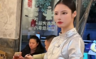 火锅店老板娘模仿机器人爆火：最长能保持近20分钟不眨眼