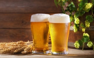 4人喝近120瓶啤酒惊到老板 网友：切勿贪杯