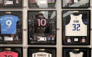 胖东来新店上架多款明星球衣：梅西、姆巴佩、乔丹等人亲签 均价1到2万
