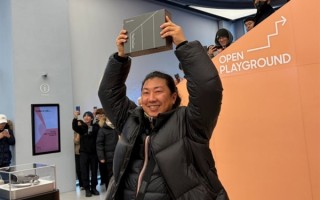 全球首个三星三折叠屏消费者诞生：42岁 严寒中排队将近24小时