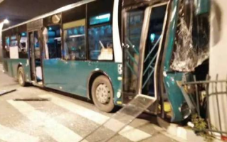 公交车事故解析：被撞出水的消防现象探究