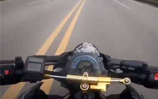 狂飙169km/h 两男子骑摩托竞速还多次逆行超车：被撞到沟里