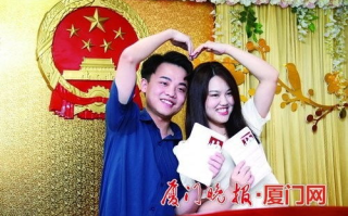 关晓彤鹿晗领证，爱情长跑终成正果-甜蜜瞬间大揭秘