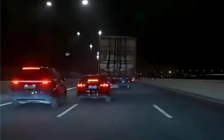 高速公路上一车龟速占道引众怒：两车轮番上前“堵截”