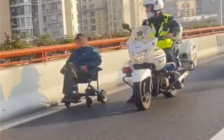上海86岁老人把电动轮椅开上高架 官方通报：系误入