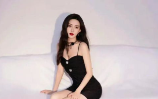 昆凌：从青春偶像到时尚辣妈的蜕变之路