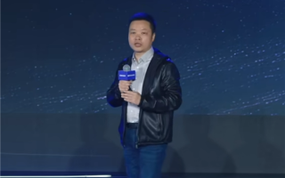 何小鹏曝光小鹏汽车“黑科技”车型：飞机被嵌入汽车尾箱  预计2026下半年登场
