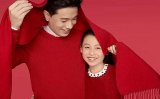 父亲有力挺送女儿的花园-情感支撑与梦想实现的背后