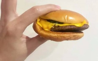 麦当劳惹怒全球"穷鬼" 有人因汉堡太小起诉：涨价1元仍是性价比最高的午餐之一