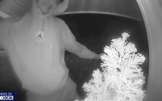 美国青少年兴起踹门挑战引担忧：已发生多起暴力冲突