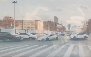 无牌兰博基尼小牛闯灯转弯被直行SUV撞个正着：损失惨重