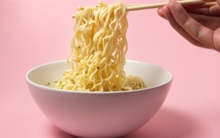 别再趁热吃喝了！饮用65度以上热饮增加患癌风险