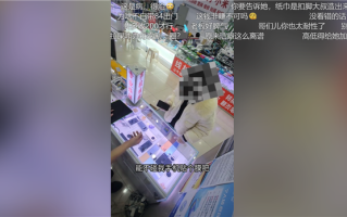 女子要求不碰手机贴膜 老板：数对用了多少纸的送蓝牙耳机