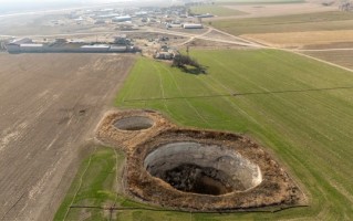 土耳其出现近700个巨大天坑：正在吞噬农田