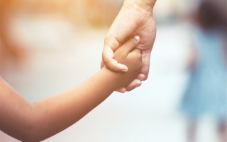 1岁多女童吊环上“开挂” 网友自叹不如