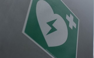 英国男子晾衣时被衣架卡住身亡  法医：比被陨石击中还罕见