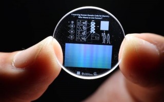 5寸盘可存储360 TB数据 寿命达138亿年！揭秘5D玻璃存储技术：写入速度差距明显