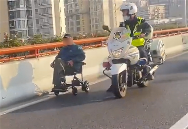 上海86岁老人把电动轮椅开上高架 官方通报:系误入-第1张图片-佛山资讯网 上海86岁老人把电动轮椅开上高架 官方通报:系误入-第1张图片-佛山资讯网