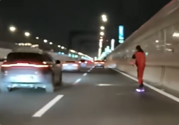 男子踩滑板cos超人在高架上飞驰 交警：威胁公共交通安全-第1张图片-佛山资讯网