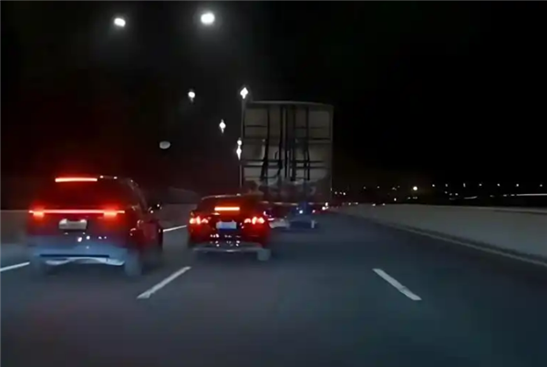 高速公路上一车龟速占道引众怒:两车轮番上前“堵截”-第1张图片-佛山资讯网 高速公路上一车龟速占道引众怒:两车轮番上前“堵截”-第1张图片-佛山资讯网