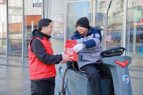 免费泡脚、机器人陪下棋  京东家电家居暖心站台为大连献上科技与温情-第3张图片-佛山资讯网