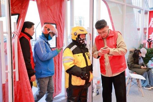 免费泡脚、机器人陪下棋  京东家电家居暖心站台为大连献上科技与温情-第2张图片-佛山资讯网