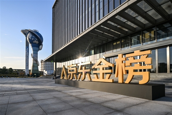 金榜加冕！影驰 RTX 5080金属大师黑金版OC显卡斩获京东2025年度显卡品质金奖！-第2张图片-佛山资讯网