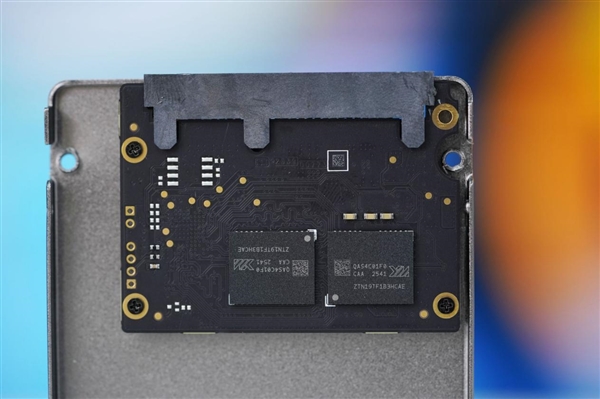 长江存储原厂颗粒!致态小翼S001 1TB SSD图赏-第10张图片-佛山资讯网 长江存储原厂颗粒!致态小翼S001 1TB SSD图赏-第10张图片-佛山资讯网