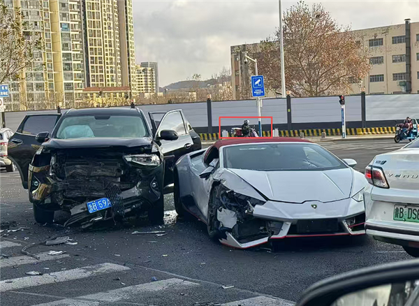 无牌兰博基尼小牛闯灯转弯被直行SUV撞个正着:损失惨重-第3张图片-佛山资讯网 无牌兰博基尼小牛闯灯转弯被直行SUV撞个正着:损失惨重-第3张图片-佛山资讯网