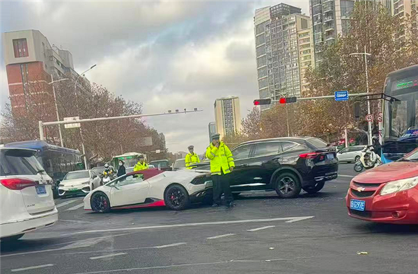 无牌兰博基尼小牛闯灯转弯被直行SUV撞个正着:损失惨重-第5张图片-佛山资讯网 无牌兰博基尼小牛闯灯转弯被直行SUV撞个正着:损失惨重-第5张图片-佛山资讯网