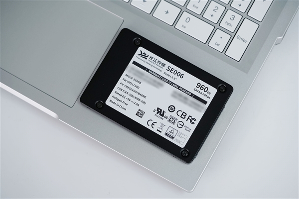 SATA SSD顶尖水平！长江存储SE006 960GB图赏-第2张图片-佛山资讯网