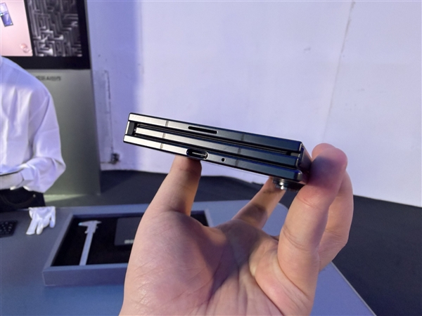 三星Galaxy Z TriFold上手:三折叠新物种 开屏被震撼到了-第3张图片-佛山资讯网 三星Galaxy Z TriFold上手:三折叠新物种 开屏被震撼到了-第3张图片-佛山资讯网