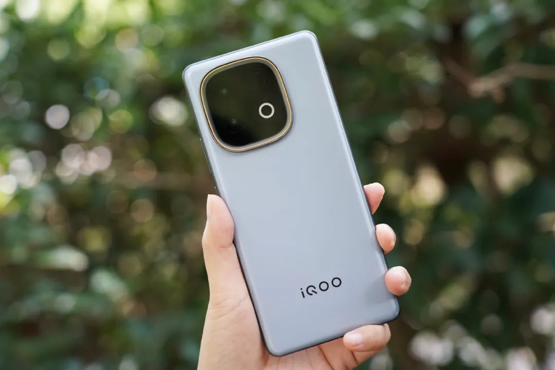 2025收尾捡漏!4款直屏旗舰售价大跳水,最低1800元拿下旗舰芯-第3张图片-佛山资讯网 2025收尾捡漏!4款直屏旗舰售价大跳水,最低1800元拿下旗舰芯-第3张图片-佛山资讯网