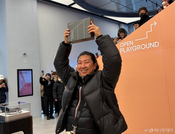 全球首个三星三折叠屏消费者诞生：42岁 严寒中排队将近24小时-第1张图片-佛山资讯网