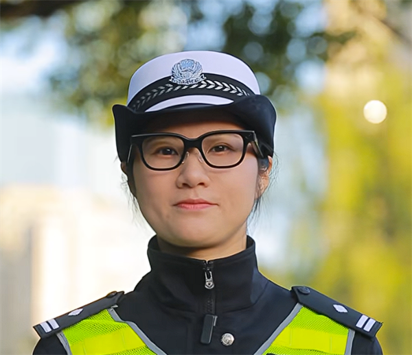 长沙交警配发AI眼镜：一眼看透车辆信息-第1张图片-佛山资讯网