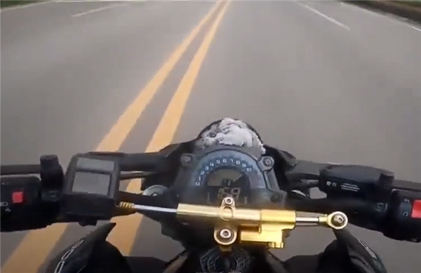 狂飙169km/h 两男子骑摩托竞速还多次逆行超车:被撞到沟里-第1张图片-佛山资讯网 狂飙169km/h 两男子骑摩托竞速还多次逆行超车:被撞到沟里-第1张图片-佛山资讯网