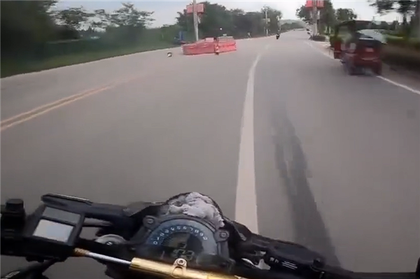 狂飙169km/h 两男子骑摩托竞速还多次逆行超车:被撞到沟里-第3张图片-佛山资讯网 狂飙169km/h 两男子骑摩托竞速还多次逆行超车:被撞到沟里-第3张图片-佛山资讯网