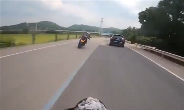 狂飙169km/h 两男子骑摩托竞速还多次逆行超车:被撞到沟里-第2张图片-佛山资讯网 狂飙169km/h 两男子骑摩托竞速还多次逆行超车:被撞到沟里-第2张图片-佛山资讯网