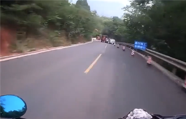 狂飙169km/h 两男子骑摩托竞速还多次逆行超车:被撞到沟里-第6张图片-佛山资讯网 狂飙169km/h 两男子骑摩托竞速还多次逆行超车:被撞到沟里-第6张图片-佛山资讯网