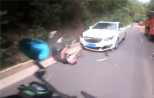 狂飙169km/h 两男子骑摩托竞速还多次逆行超车:被撞到沟里-第7张图片-佛山资讯网 狂飙169km/h 两男子骑摩托竞速还多次逆行超车:被撞到沟里-第7张图片-佛山资讯网