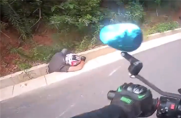 狂飙169km/h 两男子骑摩托竞速还多次逆行超车:被撞到沟里-第8张图片-佛山资讯网 狂飙169km/h 两男子骑摩托竞速还多次逆行超车:被撞到沟里-第8张图片-佛山资讯网