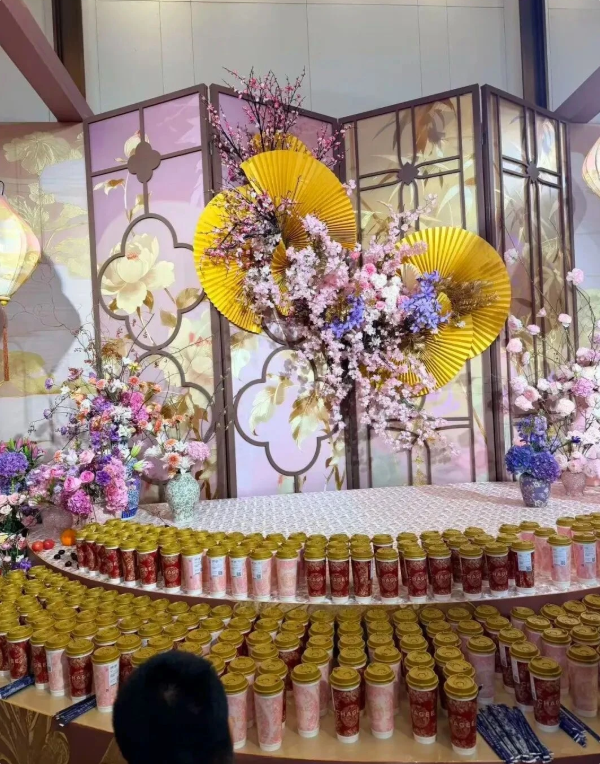 霸王茶姬创始人婚礼现场曝光:中式礼服 金光闪闪-第3张图片-佛山资讯网 霸王茶姬创始人婚礼现场曝光:中式礼服 金光闪闪-第3张图片-佛山资讯网