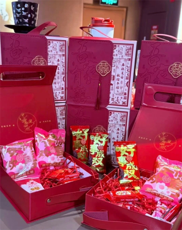 霸王茶姬创始人婚礼现场曝光:中式礼服 金光闪闪-第4张图片-佛山资讯网 霸王茶姬创始人婚礼现场曝光:中式礼服 金光闪闪-第4张图片-佛山资讯网