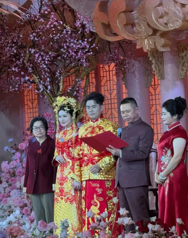霸王茶姬创始人婚礼现场曝光:中式礼服 金光闪闪-第1张图片-佛山资讯网 霸王茶姬创始人婚礼现场曝光:中式礼服 金光闪闪-第1张图片-佛山资讯网