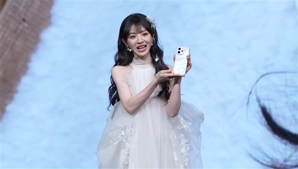 田曦薇惊喜亮相vivo S50发布会:一袭白裙美翻了-第3张图片-佛山资讯网 田曦薇惊喜亮相vivo S50发布会:一袭白裙美翻了-第3张图片-佛山资讯网