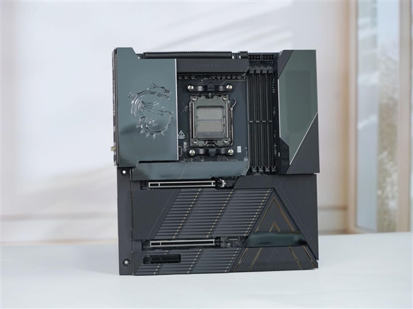 限量1000块!微星MEG X870E GODLIKE X EDITION主板图赏-第2张图片-佛山资讯网 限量1000块!微星MEG X870E GODLIKE X EDITION主板图赏-第2张图片-佛山资讯网