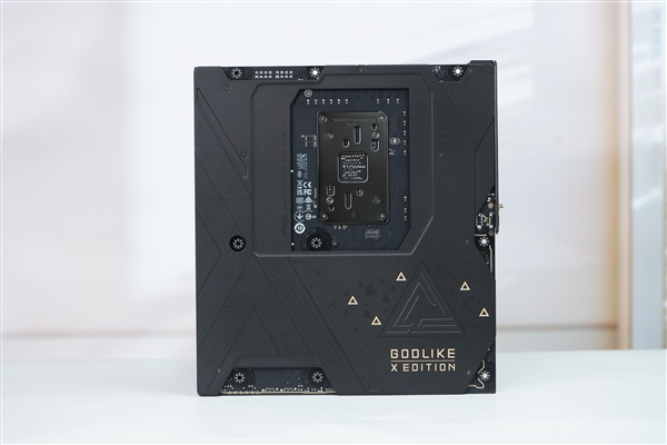 限量1000块!微星MEG X870E GODLIKE X EDITION主板图赏-第3张图片-佛山资讯网 限量1000块!微星MEG X870E GODLIKE X EDITION主板图赏-第3张图片-佛山资讯网