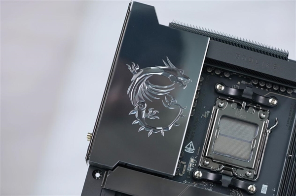限量1000块!微星MEG X870E GODLIKE X EDITION主板图赏-第5张图片-佛山资讯网 限量1000块!微星MEG X870E GODLIKE X EDITION主板图赏-第5张图片-佛山资讯网